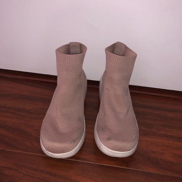 Women’s Speed Knit Sneaker - Picture 2 of 4